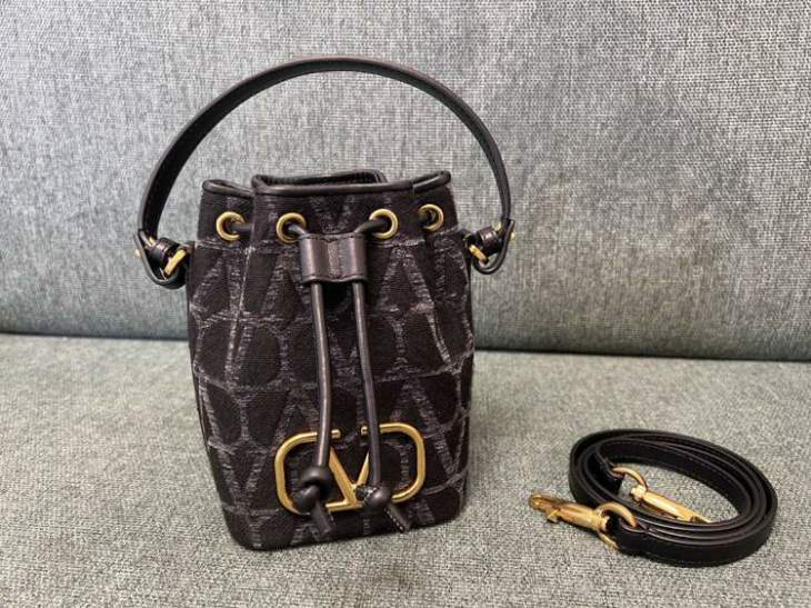 Picture of Valentino Handbags _SKUfw228518467fw